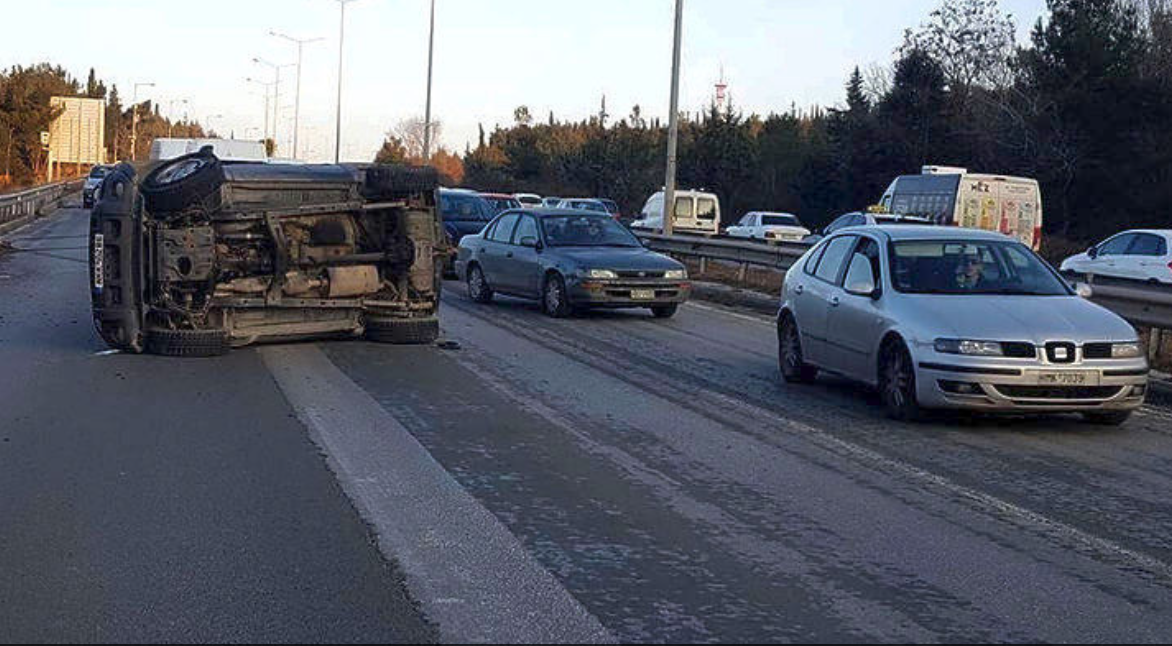 Θεσσαλονίκη: ΙΧ τούμπαρε στην Εθνική Οδό Θεσσαλονίκης – Νέων Μουδανιών