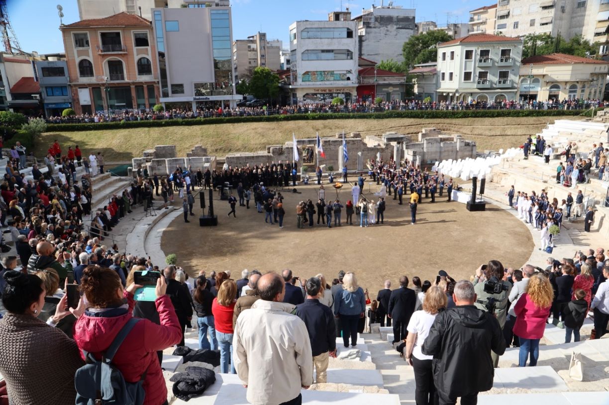 Με κάθε επισημότητα υποδέχθηκε η Λάρισα την Ολυμπιακή Φλόγα