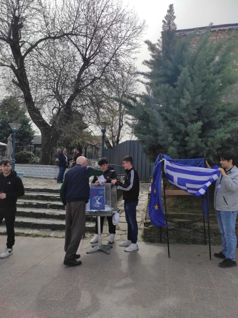 Δράση ευαισθητοποίησης από μαθητές – έστησαν κάλπη και παραβάν στην πλατεία του Διδυμοτείχου ενόψει ευρωεκλογών