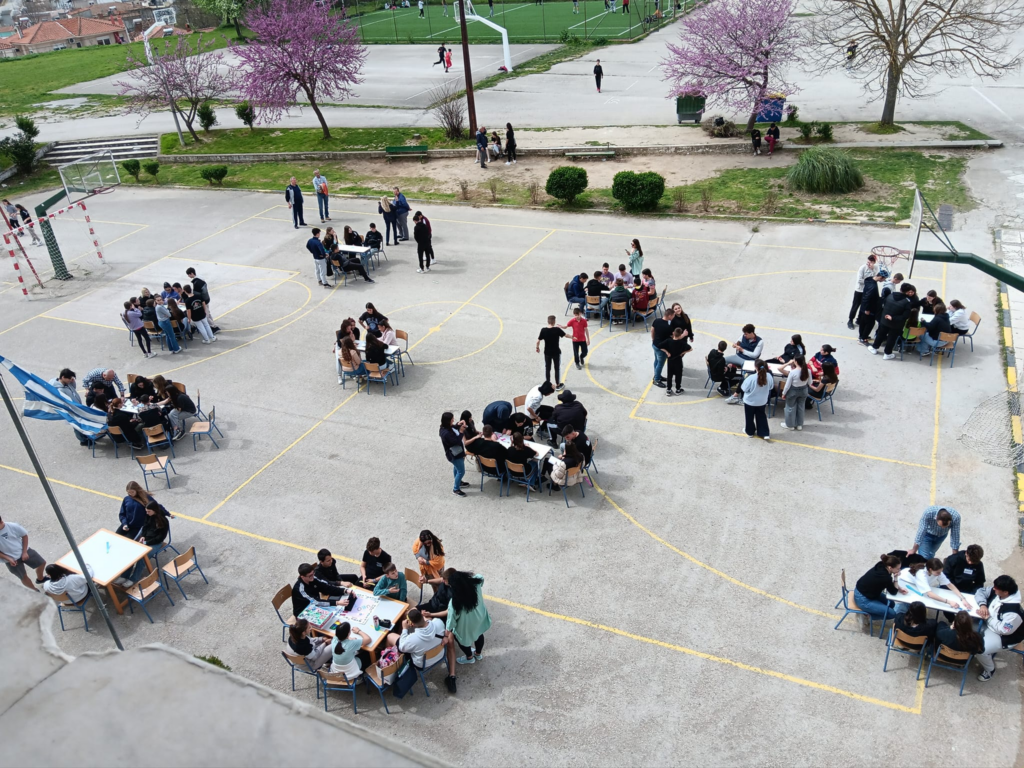 Δράση ευαισθητοποίησης από μαθητές – έστησαν κάλπη και παραβάν στην πλατεία του Διδυμοτείχου ενόψει ευρωεκλογών