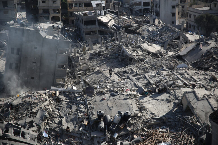 Εικόνες βιβλικής καταστροφής στο νοσοκομείο Αλ Σίφα στη Γάζα – Διασκορπισμένα πτώματα στα ερείπια του