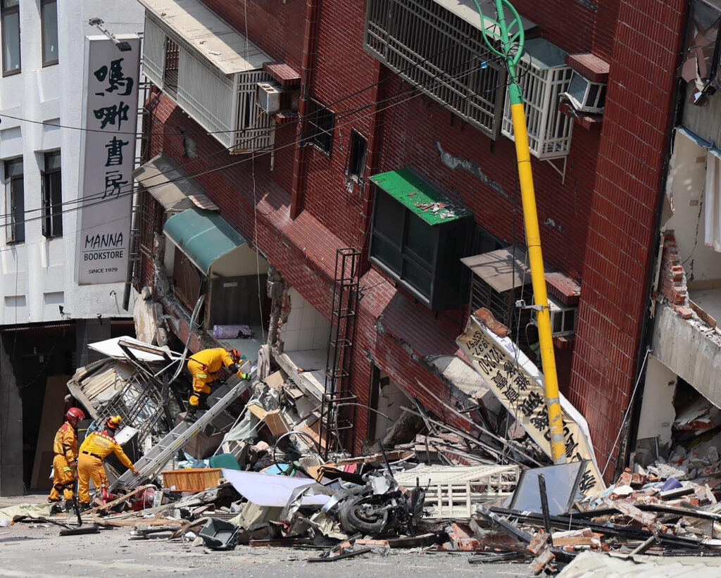 Ταϊβάν: Ώρες αγωνίας για εγκλωβισμένους σε σήραγγες και ερείπια – Εννέα νεκροί, εκατοντάδες τραυματίες, στιγμιότυπα από τα 7,5 Ρίχτερ