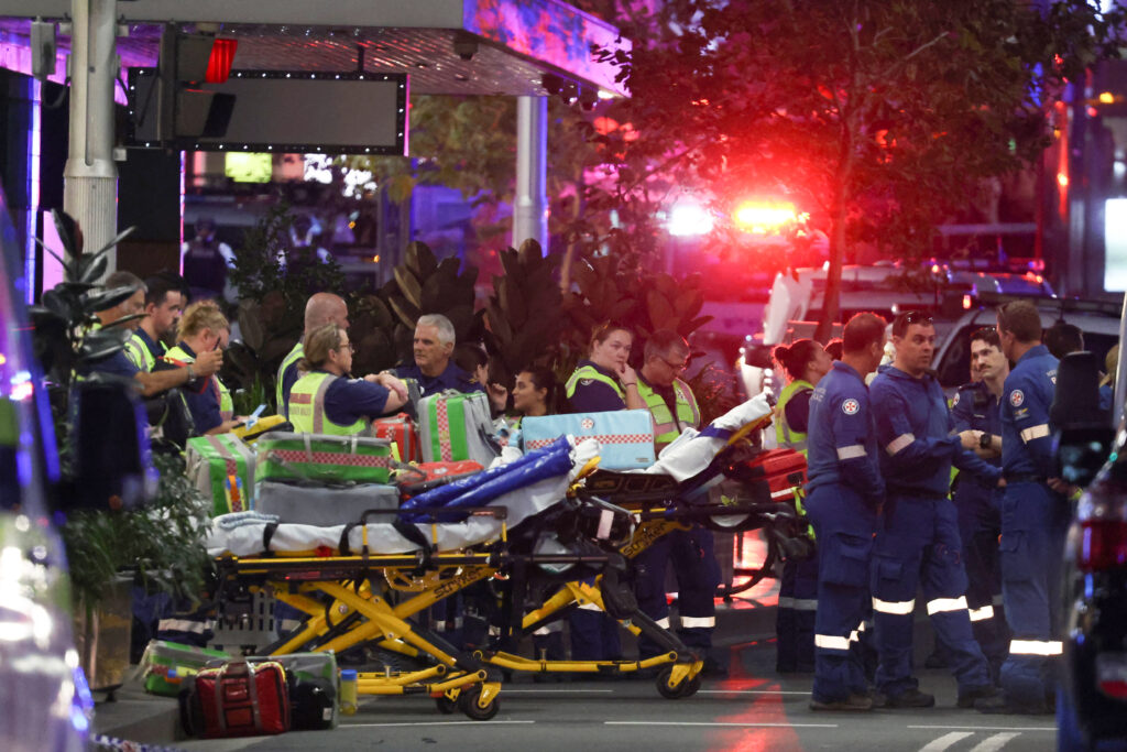 Σίδνεϊ: Έξι νεκροί και 8 τραυματίες, μεταξύ τους και βρέφος – Βίντεο από την επίθεση στο εμπορικό κέντρο, «Έδρασε μόνος», λένε οι αρχές