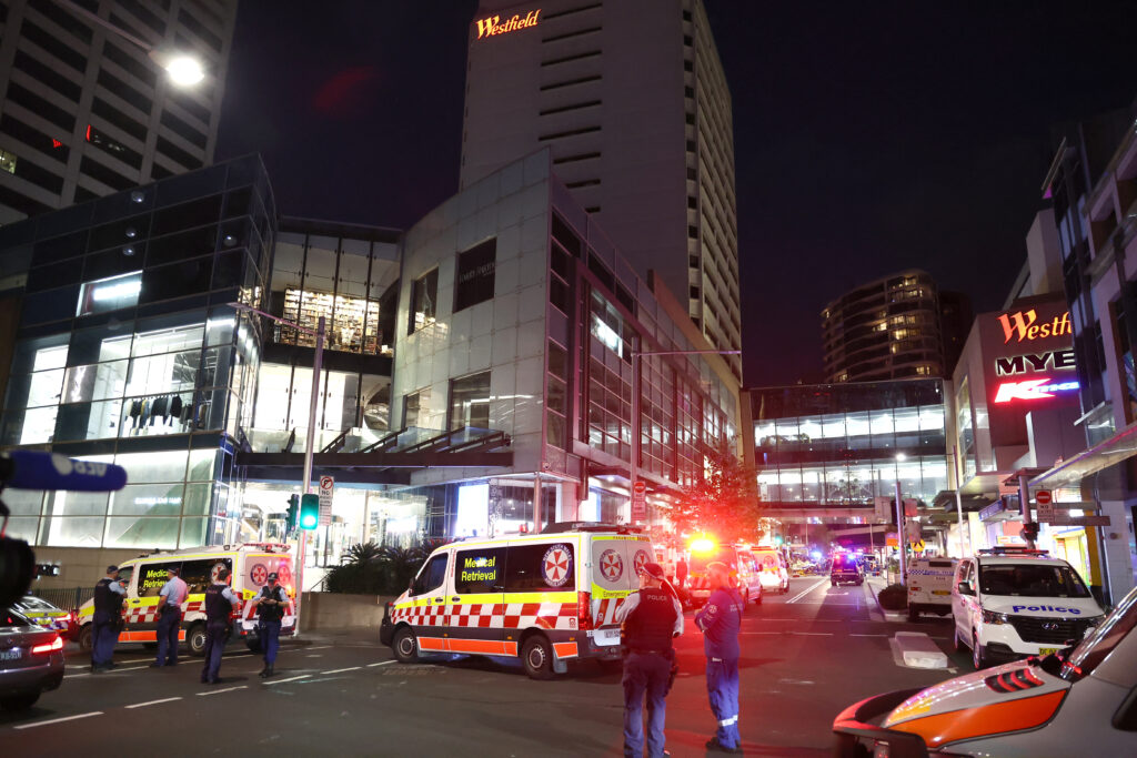 Σίδνεϊ: Έξι νεκροί και 8 τραυματίες, μεταξύ τους και βρέφος – Βίντεο από την επίθεση στο εμπορικό κέντρο, «Έδρασε μόνος», λένε οι αρχές