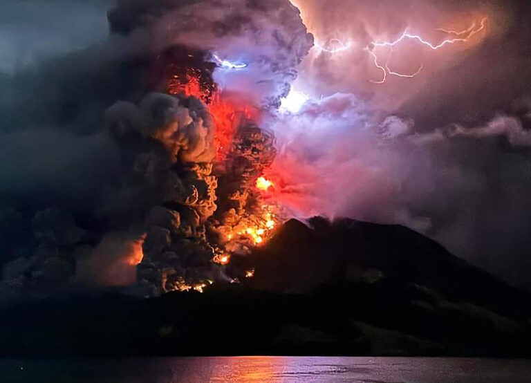 Ινδονησία: Εκκενώνονται περιοχές έπειτα από έκρηξη ηφαιστείου – Εντυπωσιακά στιγμιότυπα και βίντεο