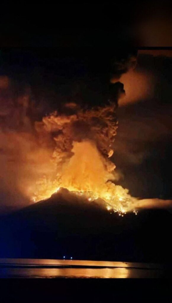 Ινδονησία: Εκκενώνονται περιοχές έπειτα από έκρηξη ηφαιστείου – Εντυπωσιακά στιγμιότυπα και βίντεο