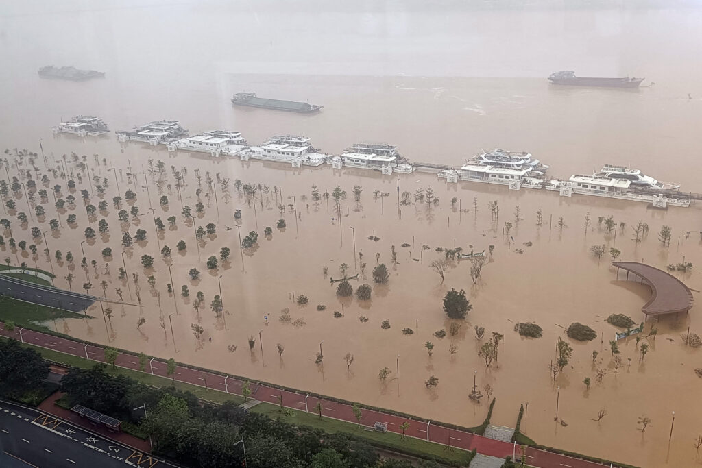 Καταρρακτώδεις βροχές στην Κίνα: Τουλάχιστον τρεις νεκροί από πλημμύρες
