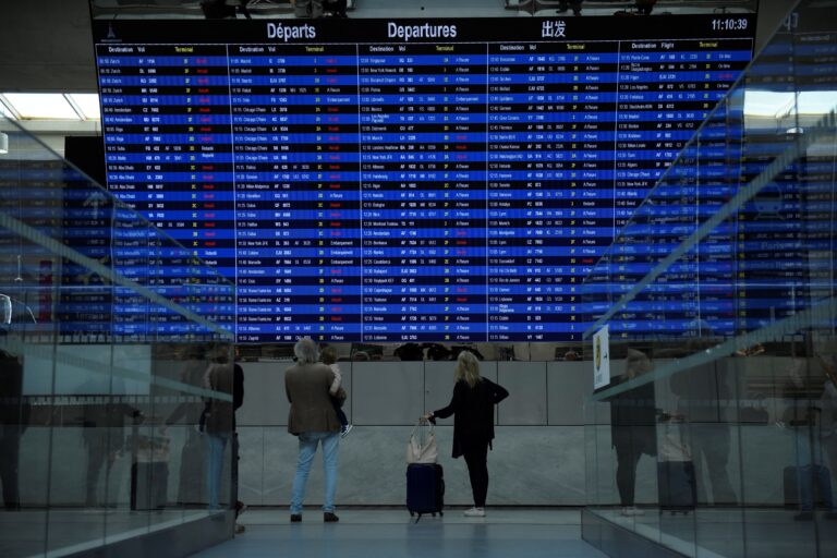 Γαλλία: Προβλήματα στις πτήσεις παρά την άρση της προειδοποίησης για απεργία των ελεγκτών εναέριας κυκλοφορίας