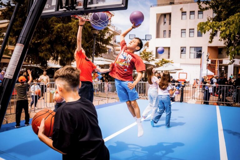 Θεσσαλονίκη: Σε γήπεδο μπάσκετ μετατράπηκε η Πλατεία Ευόσμου