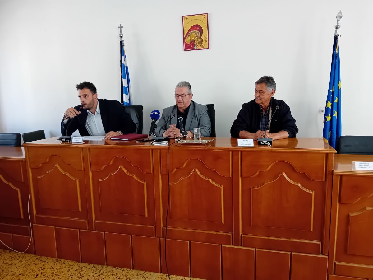 Οριστικά δήμαρχος Τυρνάβου ο Στ. Τσικριτσής – Πανηγυρικό κλίμα κατά την επίσκεψη του γγ του ΚΚΕ στο Δημαρχείο