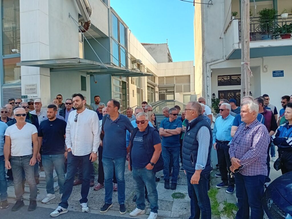 Παράσταση διαμαρτυρίας στον ΕΛΓΑ απο δενδροκαλλιεργητές Ελασσόνας και Τυρνάβου