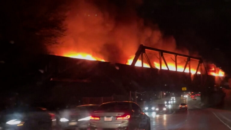Βίντεο: Τρένο τυλιγμένο στις φλόγες διασχίζει το κέντρο καναδικής πόλη