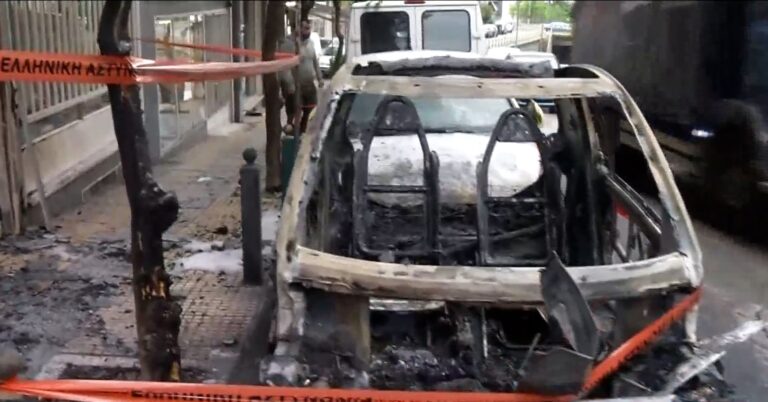 Βίντεο ντοκουμέντο από τον εμπρησμό δύο ΙΧ αυτοκινήτων στα Πατήσια – Οι φλόγες έφτασαν μέχρι τον 2ο όροφο πολυκατοικίας