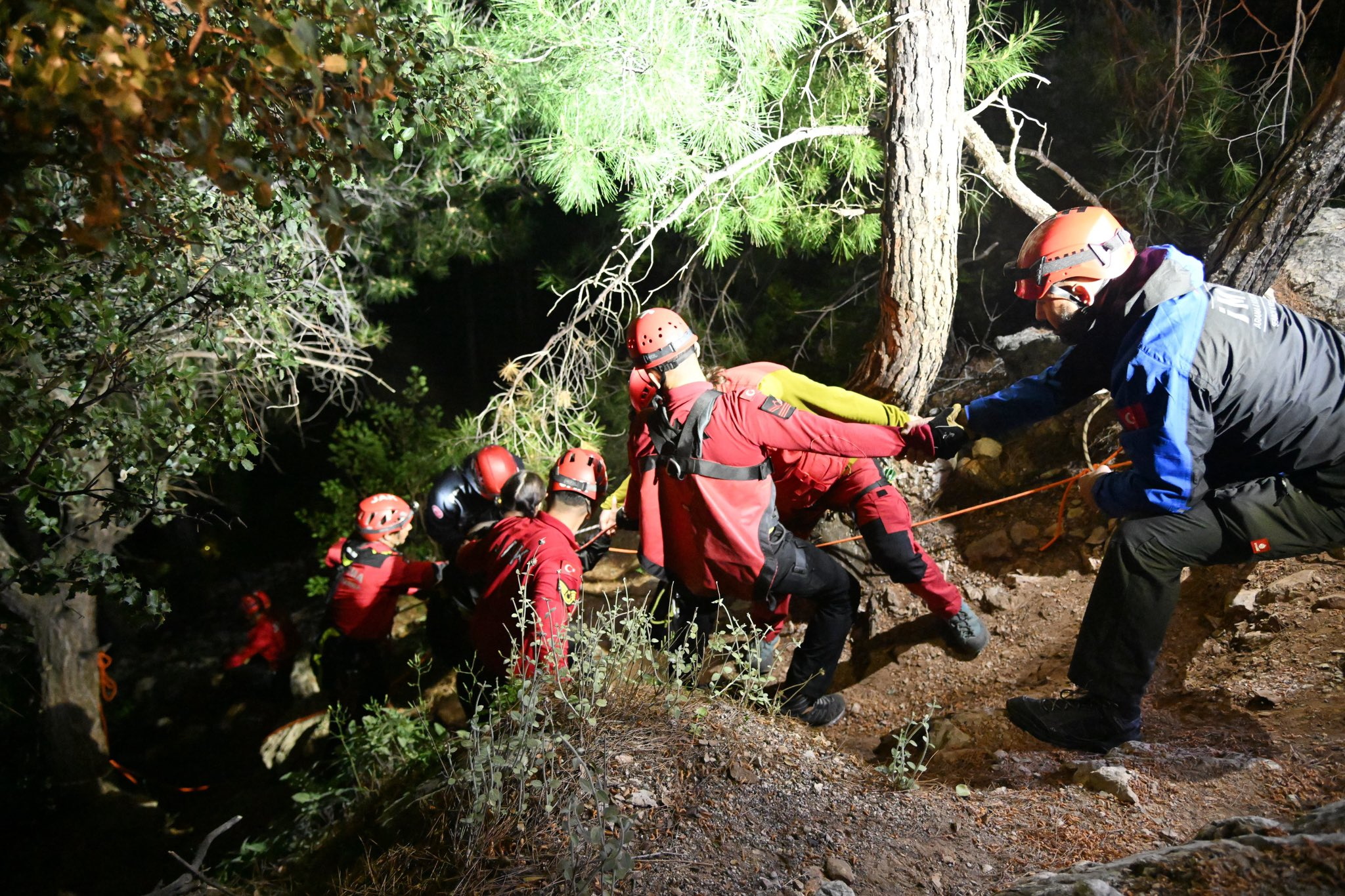 Συνεχίζεται η επιχείρηση διάσωσης 48 εγκλωβισμένων σε τελεφερίκ στην Τουρκία (video)