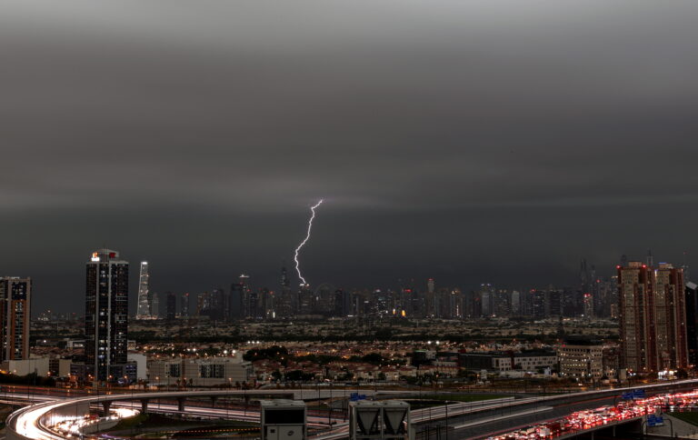 «Ιστορικό καιρικό φαινόμενο» οι καταιγίδες στα Εμιράτα – Προβλήματα στο Ντουμπάι, ένας νεκρός στο Ρας Αλ Χάιμα