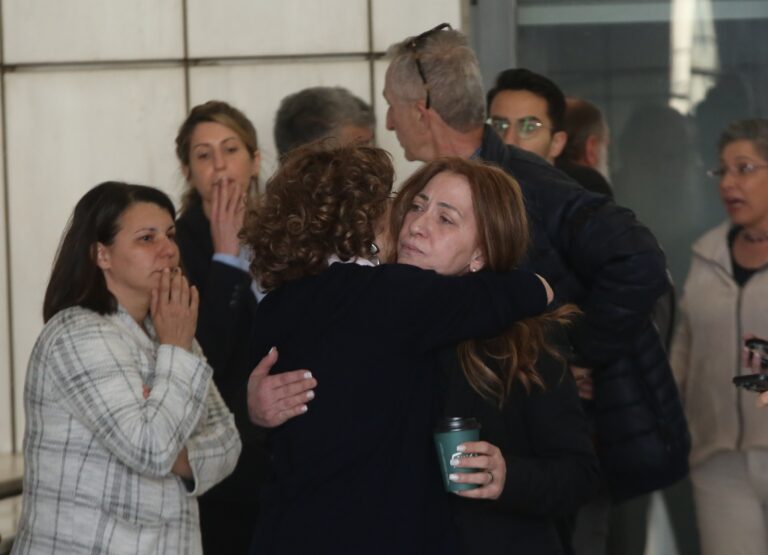 Δίκη για το Μάτι: Ένοχοι οι 6 από τους 21, αφέθηκαν ελεύθεροι – Αποδοκιμασίες για την εξαγοράσιμη ποινή