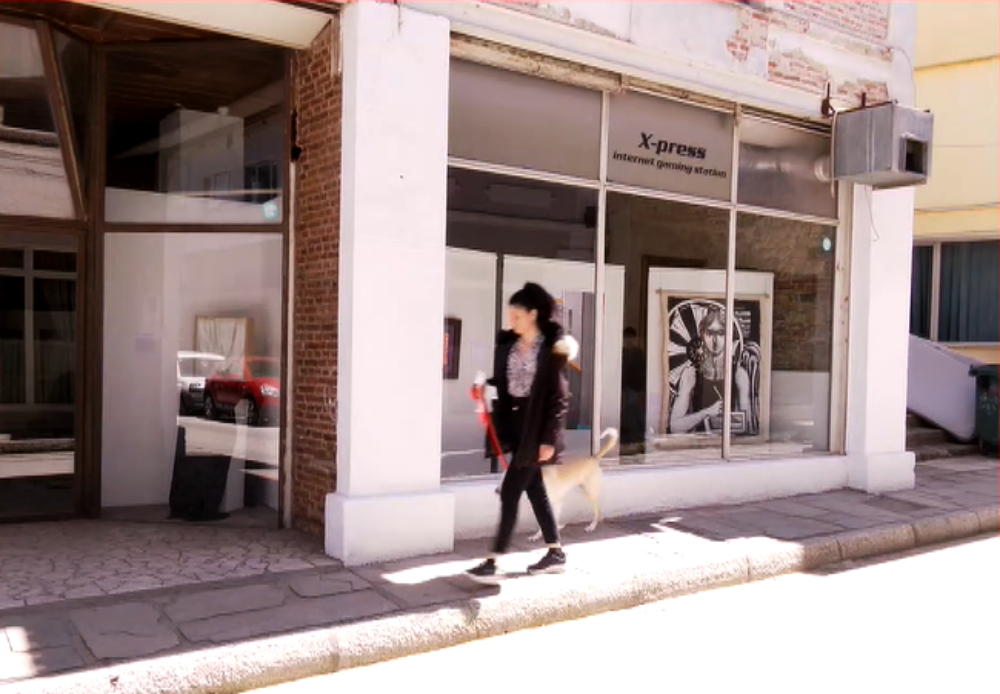 Έργα τέχνης στις βιτρίνες των κλειστών καταστημάτων της Καστοριάς