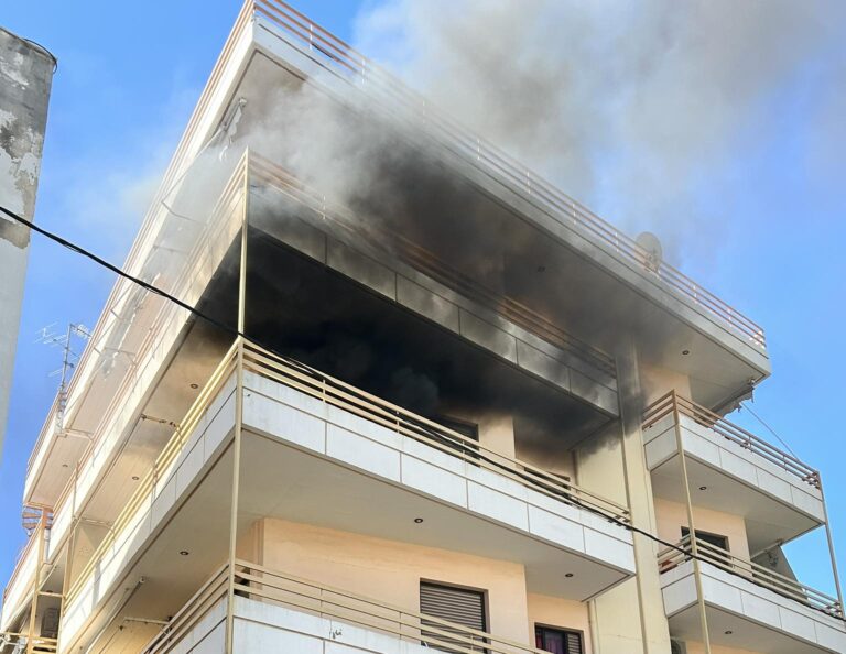 Καλαμάτα: Φωτιά σε διαμέρισμα πολυκατοικίας – Απεγκλώβισαν σκύλο οι πυροσβέστες (βίντεο)