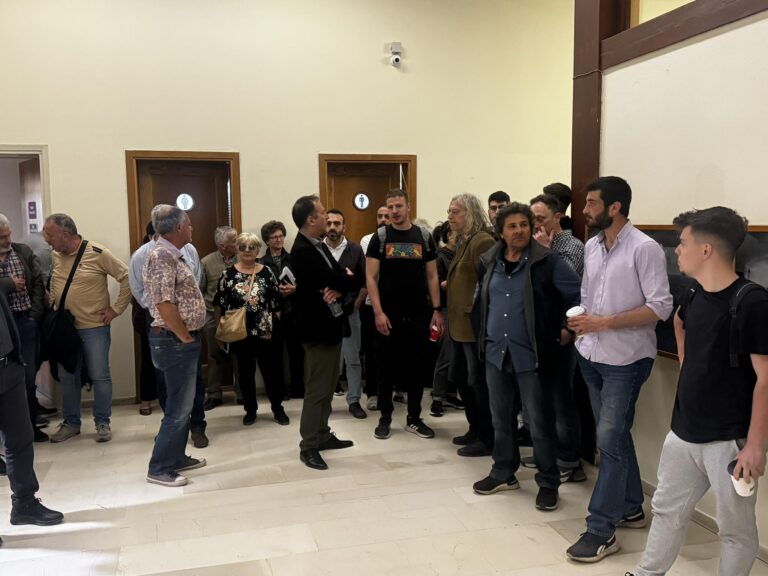 Διαμαρτυρία του ΚΚΕ στο Δημαρχείο Βόλου για την επίθεση στον Κ. Γαργάλα