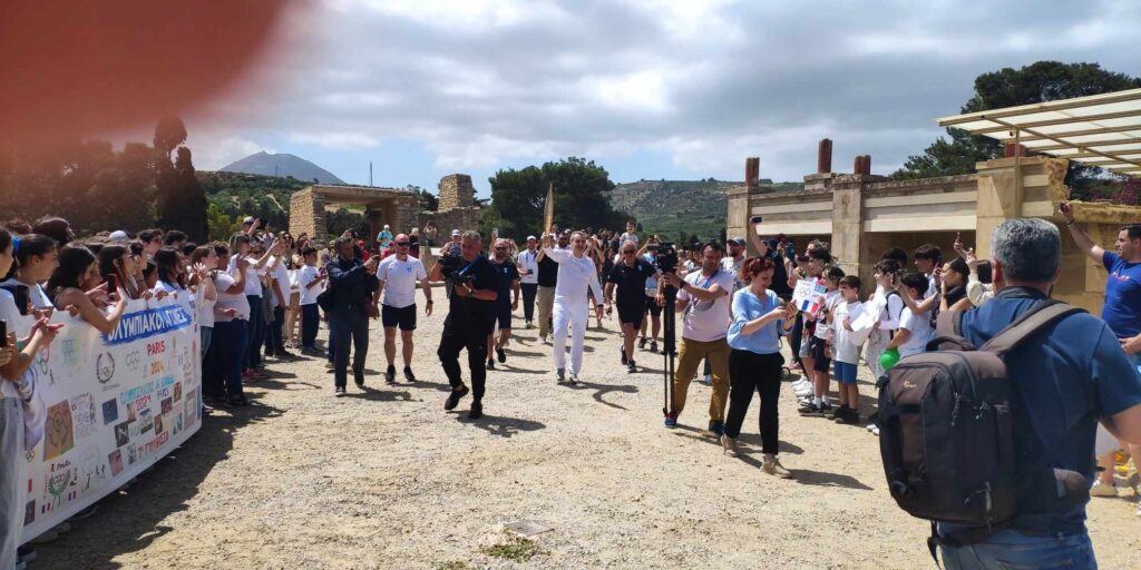 Κρήτη: Ο Άγιος Νικόλαος και η Κνωσός υποδέχτηκαν την Ολυμπιακή Φλόγα