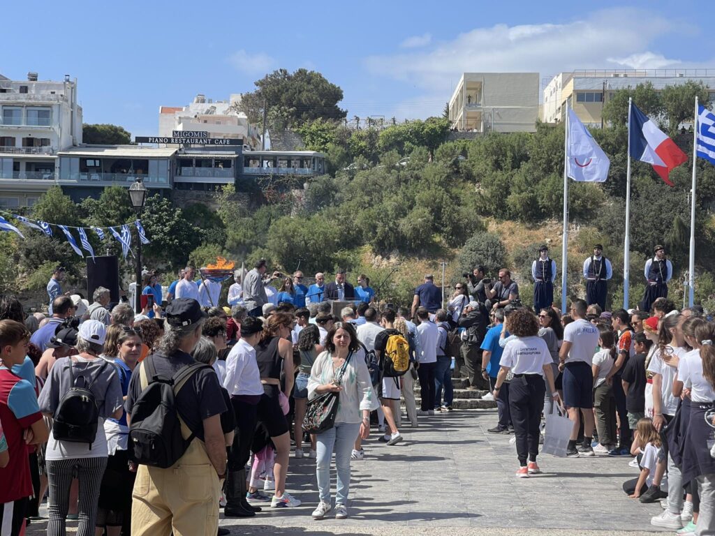 Κρήτη: Ο Άγιος Νικόλαος και η Κνωσός υποδέχτηκαν την Ολυμπιακή Φλόγα