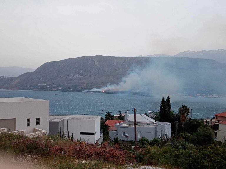 Χανιά: Χωρίς ενεργό μέτωπο η μεγάλη φωτιά στην περιοχή του Ναυστάθμου Σούδας – Προληπτικές εκκενώσεις
