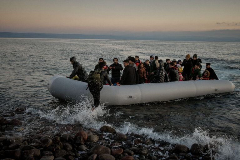 Νέος αριθμός ρεκόρ παράτυπων μεταναστών – Aπέλαση σε Κόστα Ρίκα και Μποτσουάνα μεταξύ άλλων χωρών επεξεργάζεται η Βρετανία