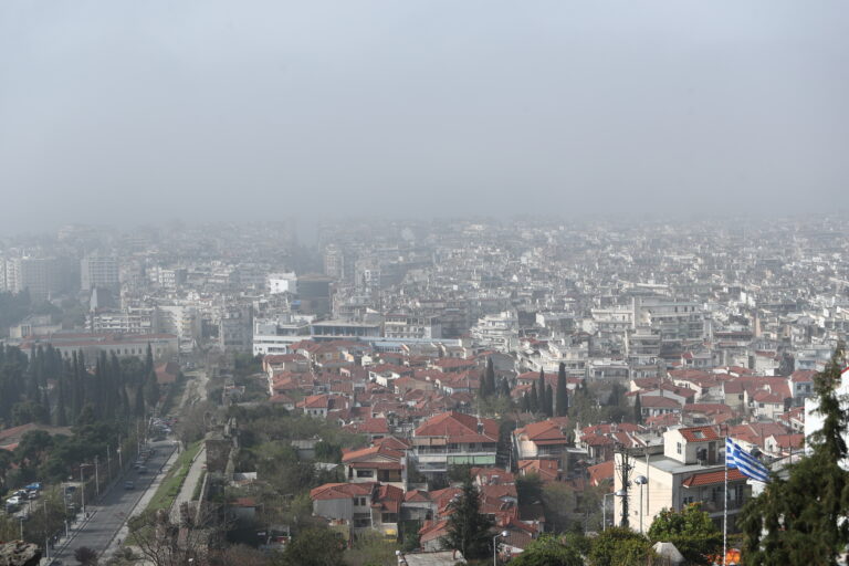 Κοκτέιλ υγρασίας και σκόνης τις πρωινές και βραδινές ώρες στη Θεσσαλονίκη– Αποκλιμάκωση από αύριο