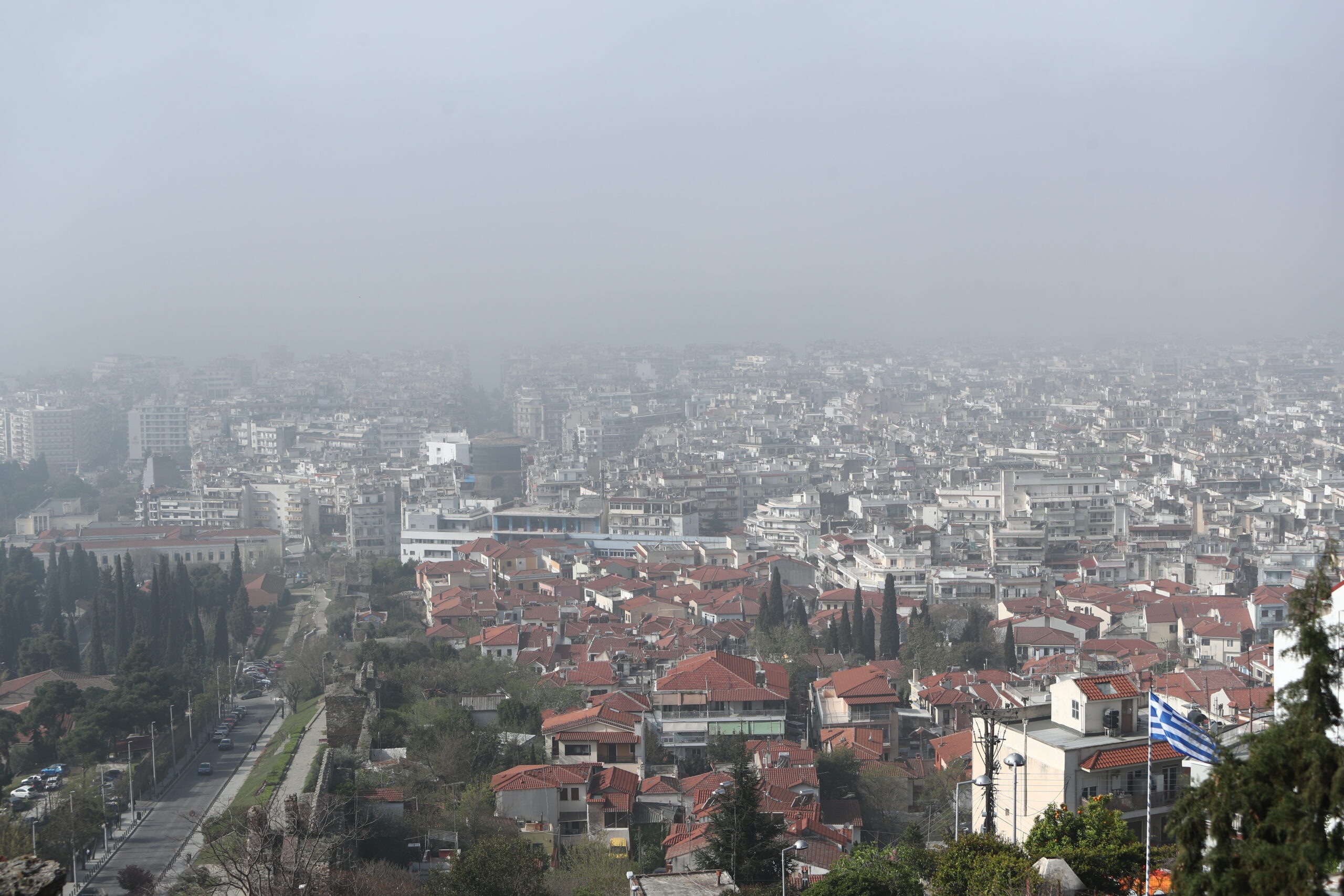 Κοκτέιλ υγρασίας και σκόνης τις πρωινές και βραδινές ώρες στη Θεσσαλονίκη– Αποκλιμάκωση από αύριο