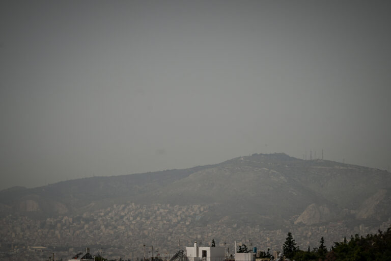 Στο ζενίθ την Τρίτη η συγκέντρωση αφρικανικής σκόνης – Πότε αναμένεται καθαρή ατμόσφαιρα