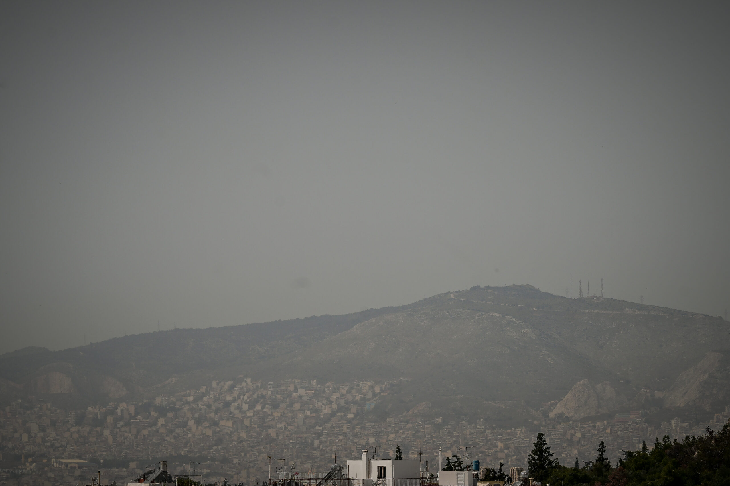 ΥΨΗΛΕΣ ΘΕΡΜΟΚΡΑΣΙΕΣ ΓΙΑ ΤΗΝ ΕΠΟΧΗ ΚΑΙ ΑΦΡΙΚΑΝΙΚΗ ΣΚΟΝΗ ΠΑΝΩ ΑΠΟ ΤΗΝ ΑΘΗΝΑ (ΤΑΤΙΑΝΑ ΜΠΟΛΑΡΗ/EUROKINISSI)