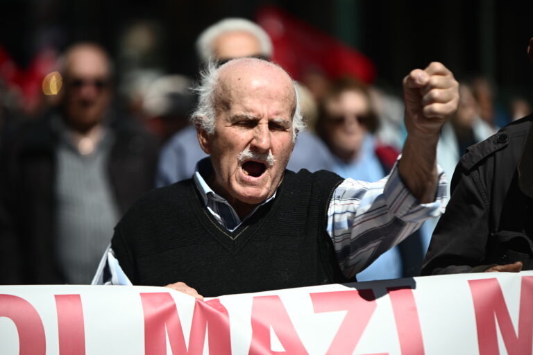 Βγήκαν στους δρόμους οι συνταξιούχοι: Έκαναν συγκέντρωση διαμαρτυρίας και πορεία – Τα αιτήματά τους