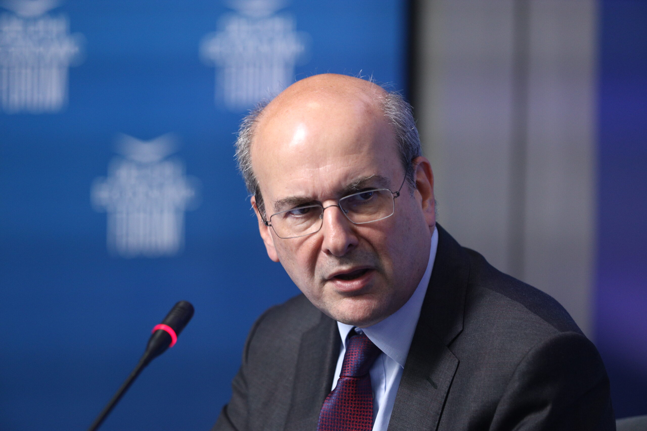 Συνεντεύξεις Χατζηδάκη σε Bloomberg και CNBC – Οι αναφορές στην ανάπτυξη, το χρέος και τις αμυντικές δαπάνες