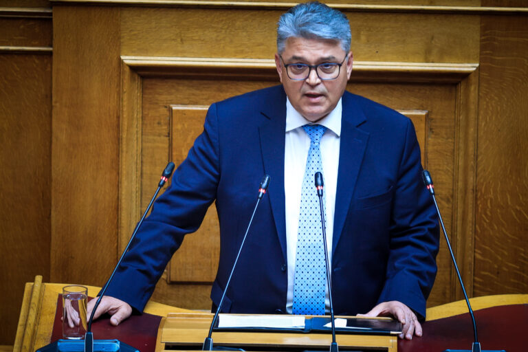 Η «ΝΙΚΗ» καταδικάζει τον ξυλοδαρμό Γραμμένου μέσα στη Βουλή – «Κάθε πράξη βίας απάδει προς το δημοκρατικό ήθος της πατρίδας μας»