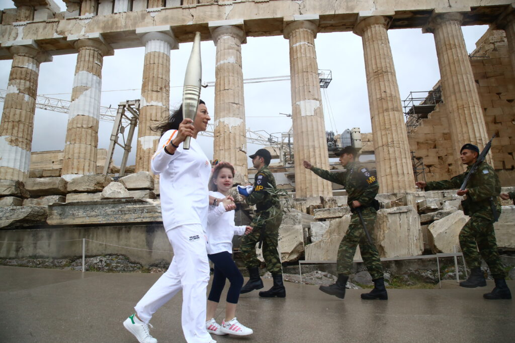 Ολυμπιακή Φλόγα: Συγκλονιστικές φωτογραφίες από την Ακρόπολη