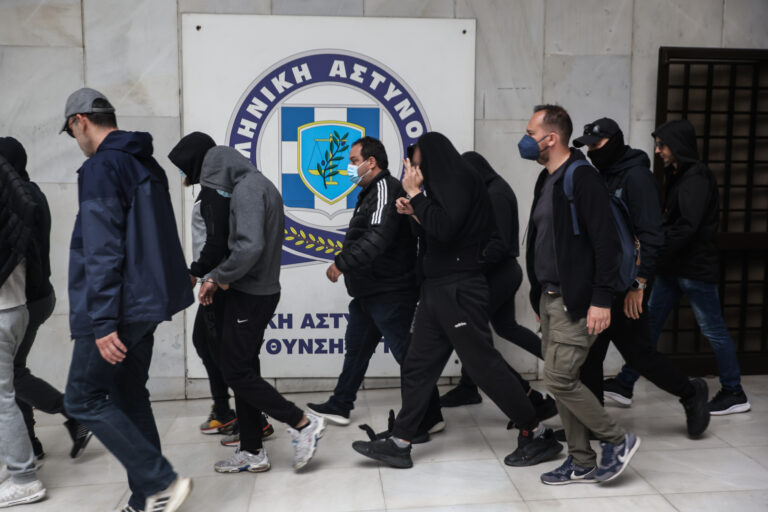 Δολοφονία Λυγγερίδη: Στον Εισαγγελέα οι 67 συλληφθέντες για την οπαδική βία