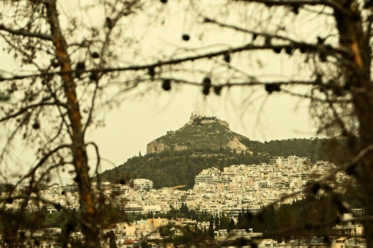 Καιρός: Παραμένουν έως την Κυριακή νοτιάδες, υψηλές θερμοκρασίες και σκόνη – Πρόγνωση από τον Π. Γιαννόπουλο