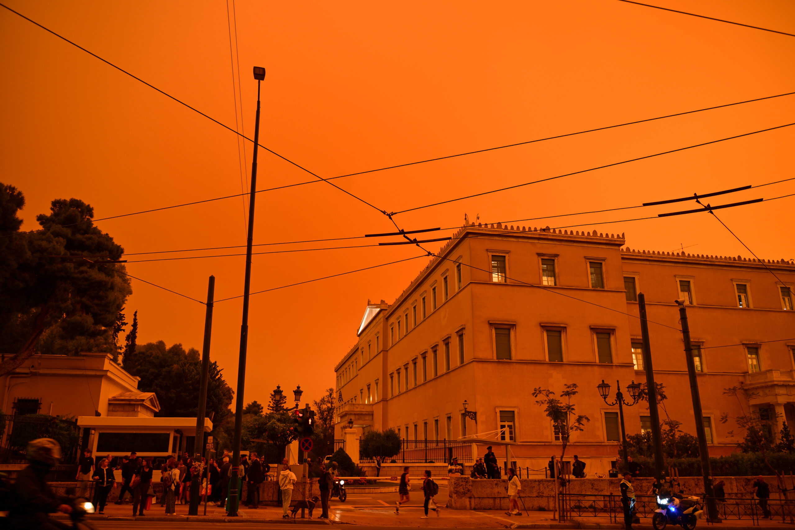 Πέπλο αφρικανικής σκόνης «πνίγει» τη χώρα – Πότε υποχωρεί (video)