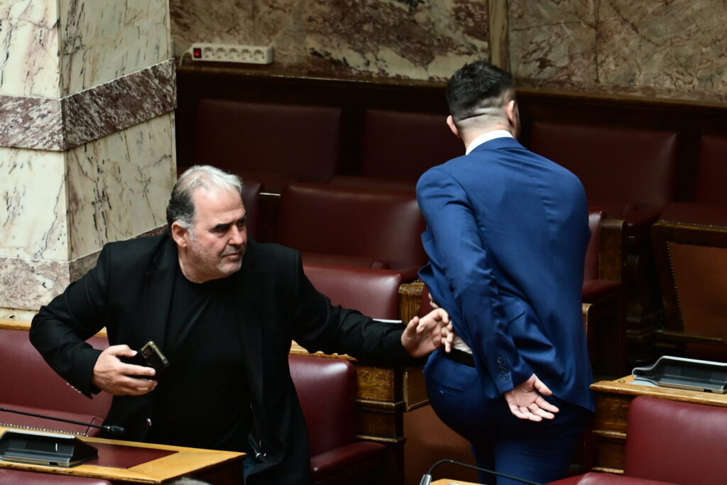Βουλή: Ο Κ. Φλώρος γρονθοκόπησε τον βουλευτή της Ελληνικής Λύσης Β. Γραμμένο – Καρέ καρέ η επίθεση