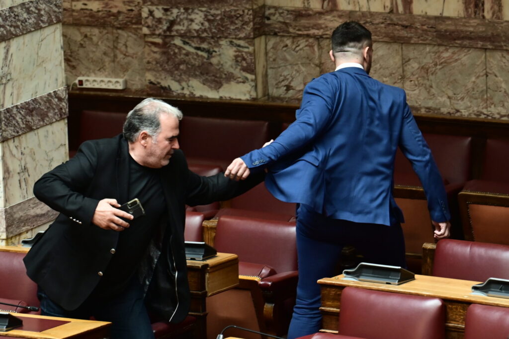 Βουλή: Ο Κ. Φλώρος γρονθοκόπησε τον βουλευτή της Ελληνικής Λύσης Β. Γραμμένο – Καρέ καρέ η επίθεση