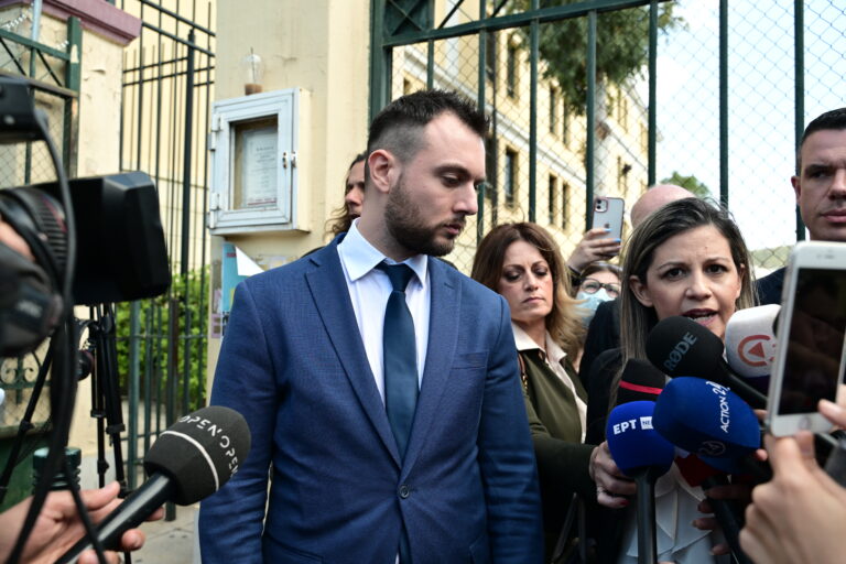 Ελεύθερος με περιοριστικούς όρους ο Κ. Φλώρος – Όρος να μην πλησιάζει σε απόσταση μικρότερη των 50 μέτρων τον Βασίλη Γραμμένο