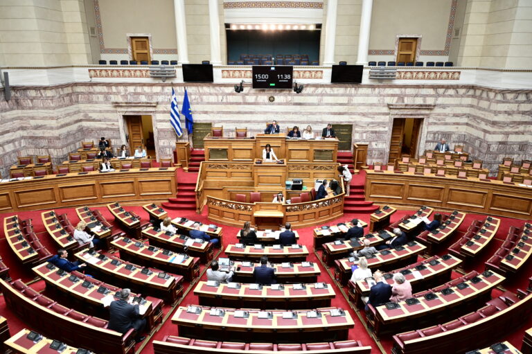 «Πυρά» της αντιπολίτευσης στην κυβέρνηση για πυρκαγιές και εθνικά θέματα