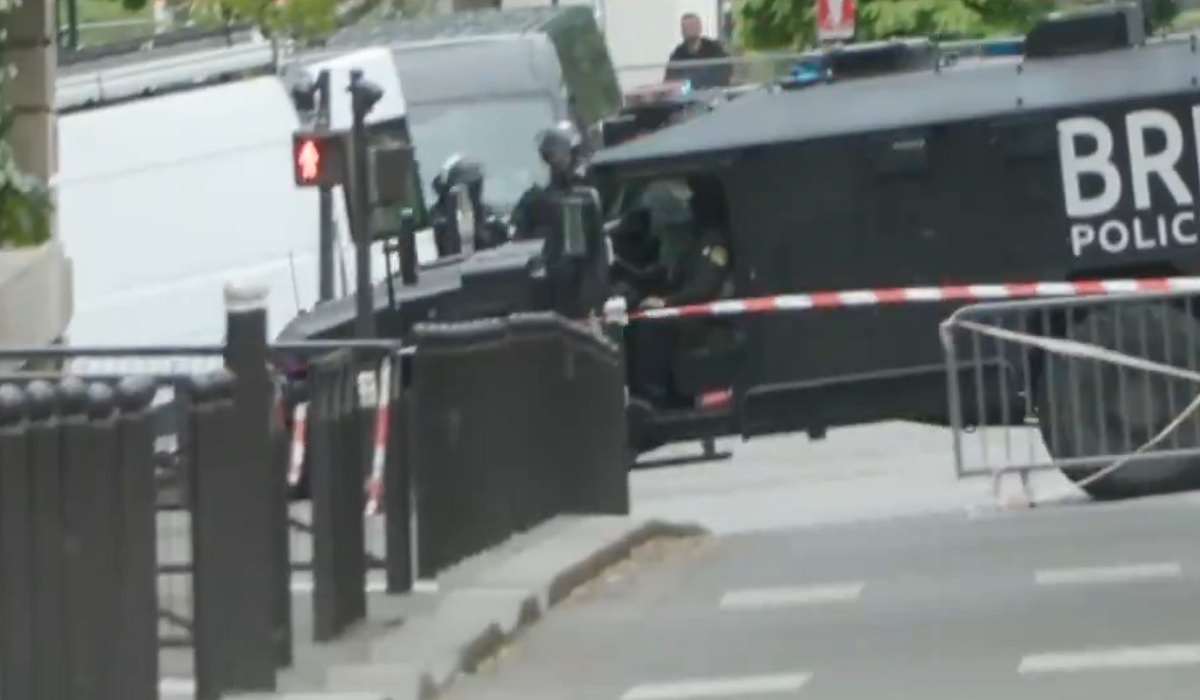 Συνελήφθη ο άνδρας που απειλούσε να ανατιναχθεί έξω από το προξενείο του Ιράν στο Παρίσι – Δεν έφερε εκρηκτικά