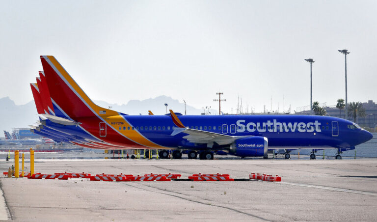 Boeing 737-800: Αποκoλλήθηκε κάλυμμα κινητήρα εν πτήσει στις ΗΠΑ – Σώοι οι επιβάτες, ενδελεχής έλεγχος