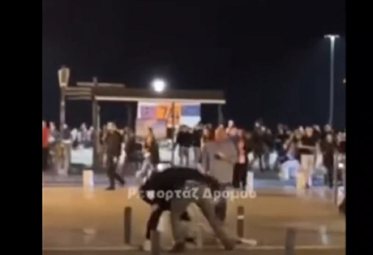 Θεσσαλονίκη: Η σοκαριστική στιγμή της άγριας επίθεσης σε νεαρό στην πλατεία Αριστοτέλους (video)