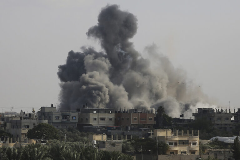 Ασταμάτητοι βομβαρδισμοί στη Γάζα – Oι ΗΠΑ απειλούν να φρενάρουν τη στρατιωτική βοήθεια στο Ισραήλ αν μπει στη Ράφα
