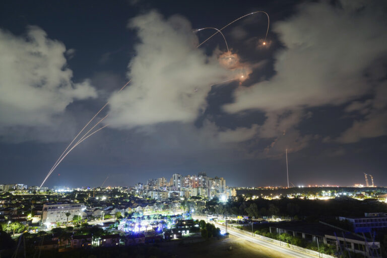 Στο Τελ Αβίβ τα drones, εκρήξεις στην Ιερουσαλήμ – Το Ισραήλ σχεδιάζει «σημαντική απάντηση» στην ιρανική επίθεση