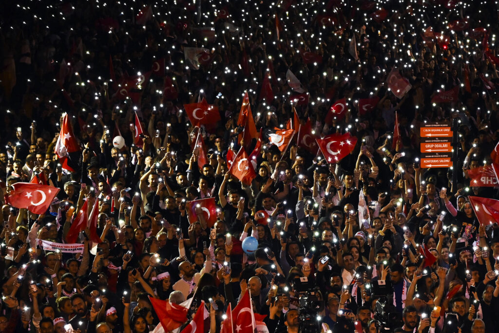 Νέα πολιτικά δεδομένα στην Τουρκία μετά την νίκη Ιμάμογλου – Η «Αχίλλειος πτέρνα» του Ερντογάν και η επόμενη μέρα στο στρατόπεδό του