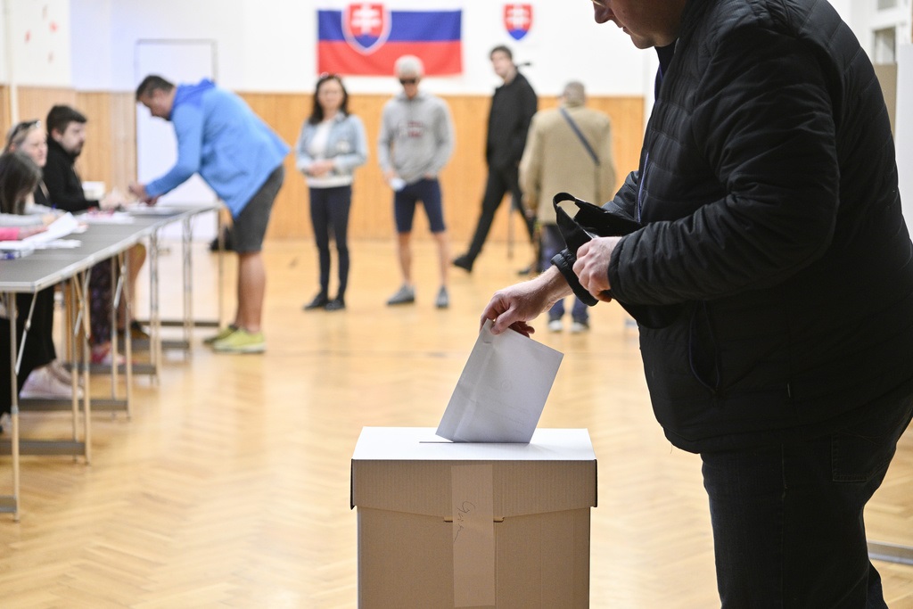 Σλοβακία: Στις κάλπες οι ψηφοφόροι για τον δεύτερο γύρο των προεδρικών εκλογών, στον οποίο αναμετρώνται οι Κόρτσοκ και Πελεγκρίνι