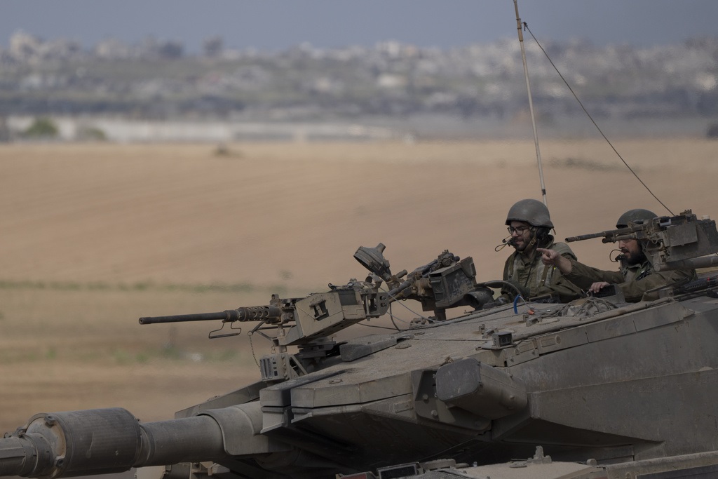 Στη Ράφα και την επαπειλούμενη χερσαία επίθεση στραμμένα τα βλέμματα – Νεκροί τρεις γιοι και τρία εγγόνια του Ισμαήλ Χανίγιε